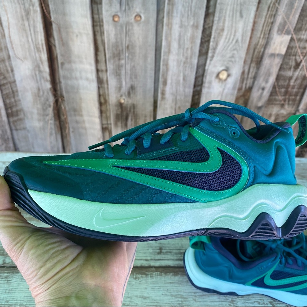 Men’s Nike Sneakers size 7.5, teal green purple, Nike Gianis Immortality 3